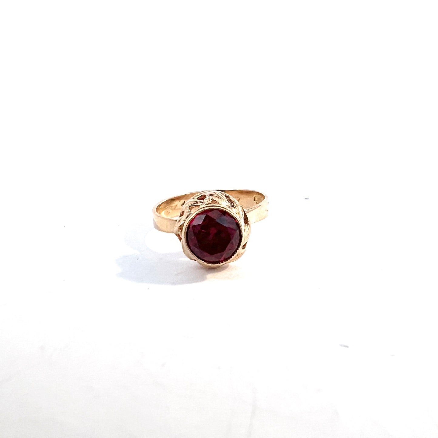 Martti Viikinniemi, Finland year 1970. Vintage 14k Gold Synthetic Ruby Ring.