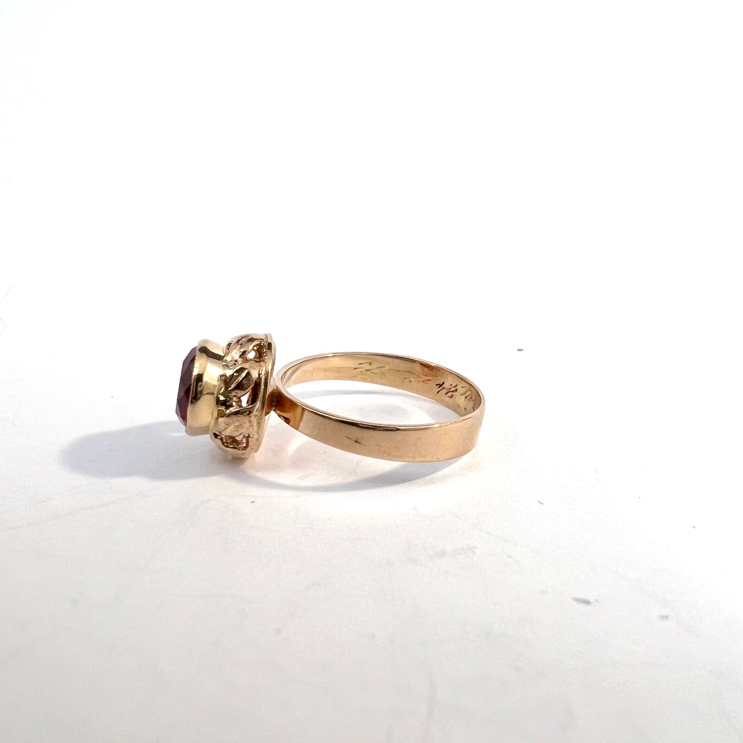 Martti Viikinniemi, Finland year 1970. Vintage 14k Gold Synthetic Ruby Ring.