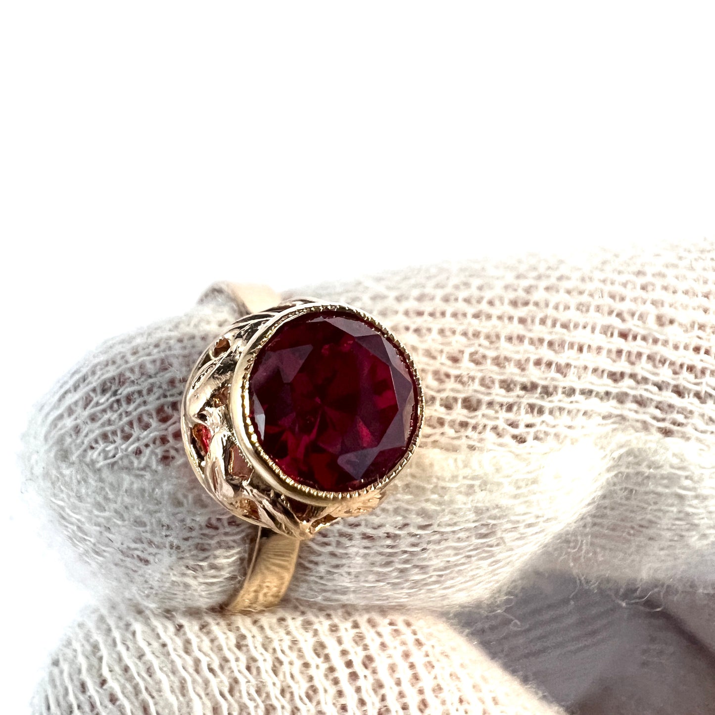 Martti Viikinniemi, Finland year 1970. Vintage 14k Gold Synthetic Ruby Ring.