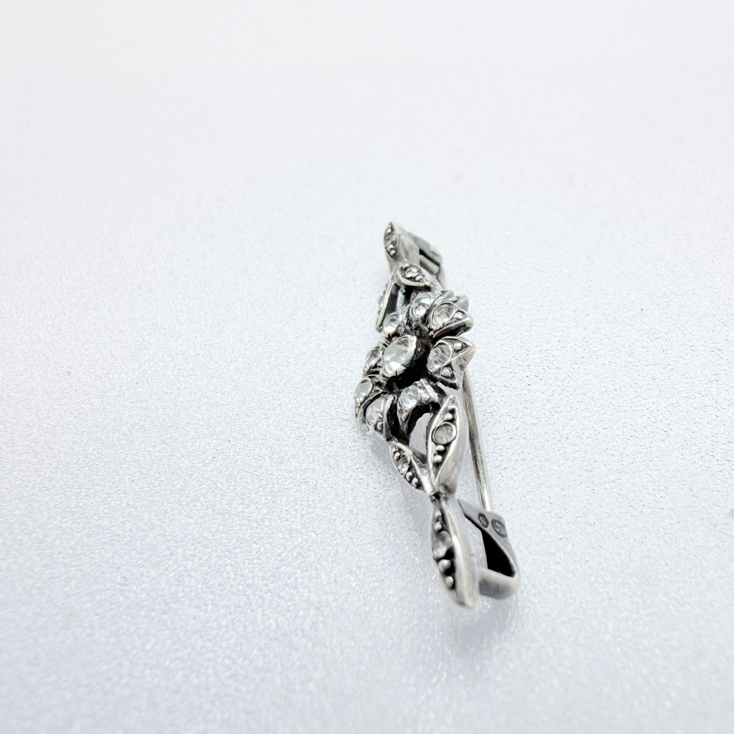 Vintage 1940s Solid Slver Paste Flower Brooch.
