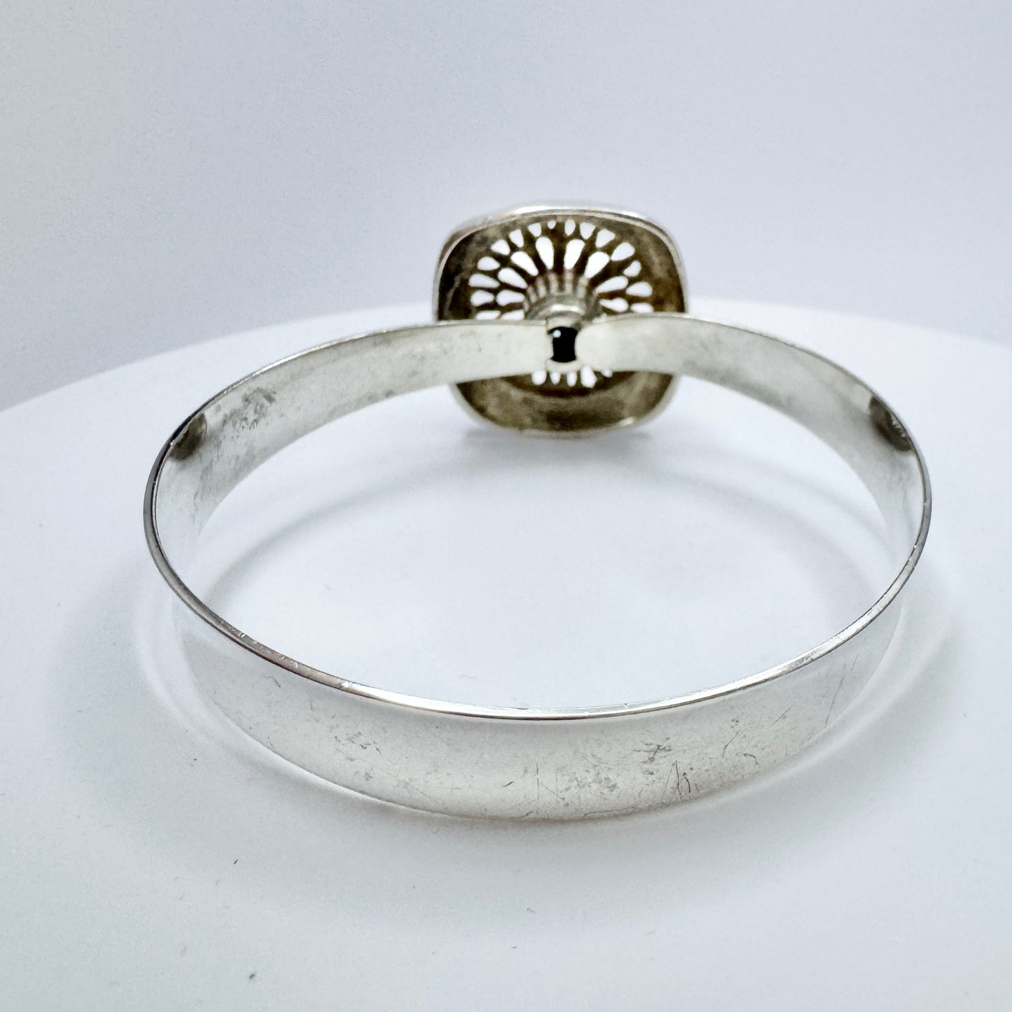 KE Palmberg for Alton, Sweden 1972. Vintage Modernist Sterling Silver Bangle Bracelet. Signed.