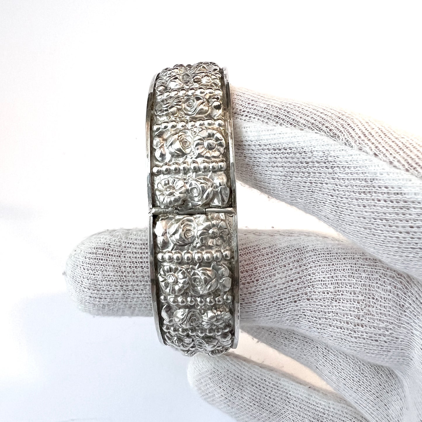 Portugal 1947. Vintage Solid Silver Floral Hinged Bangle Bracelet.