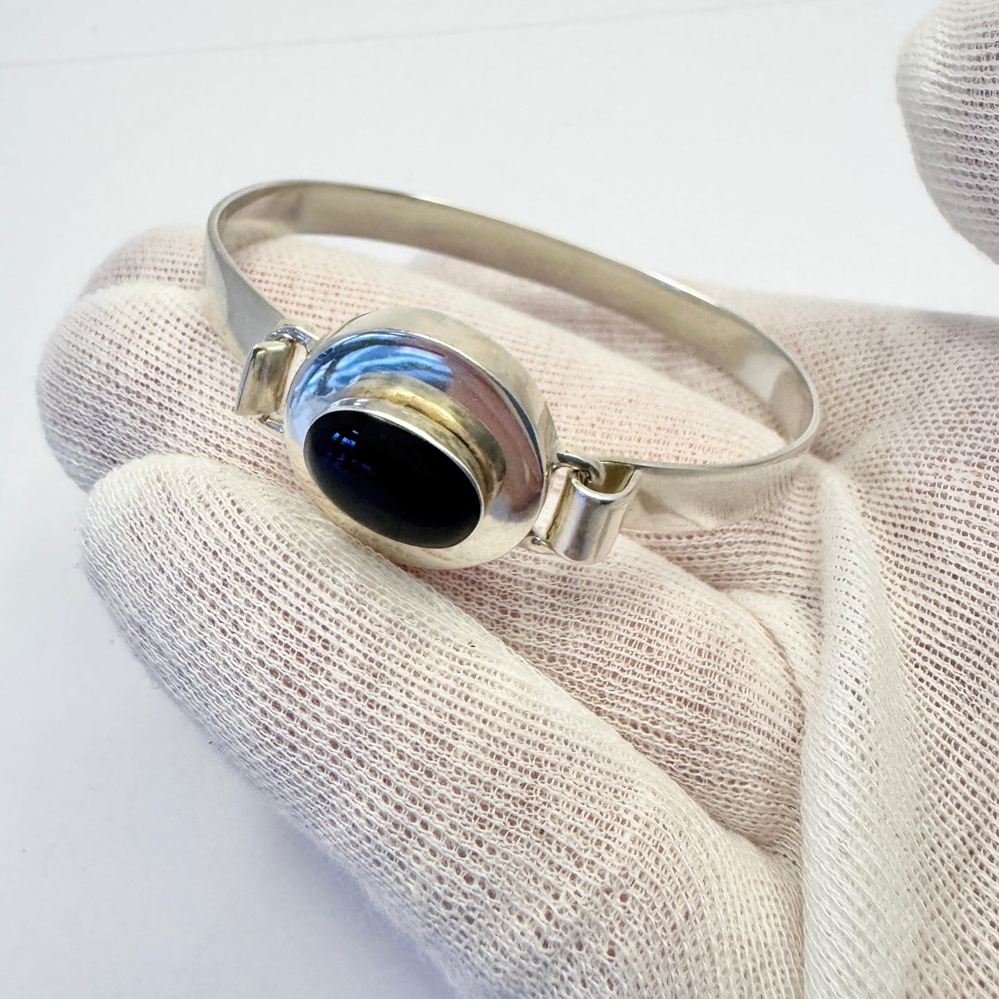 Mexico. Vintage Sterling Silver Onyx Bangle Bracelet.