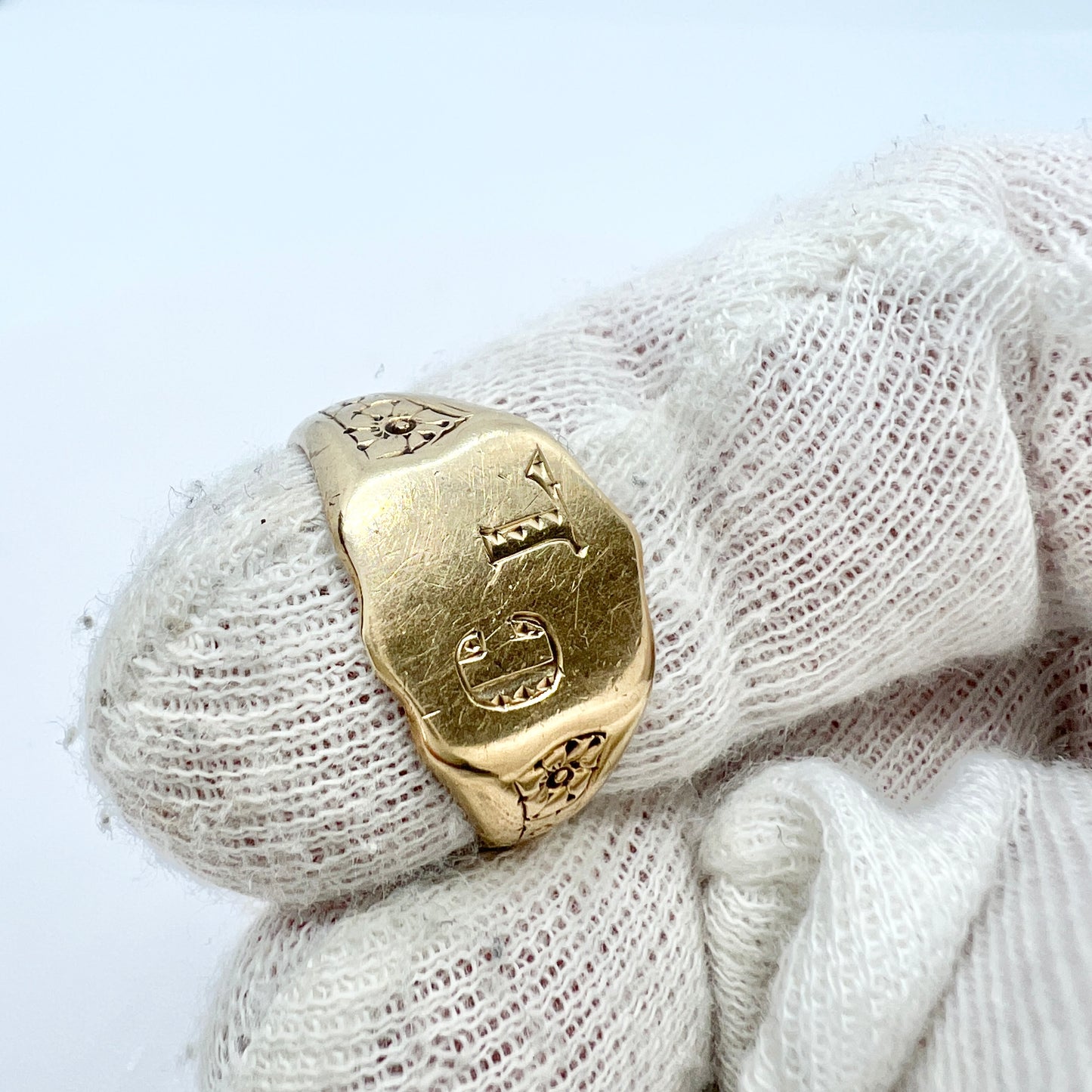 Birmingham 1960. Vintage 9k Gold Signet Ring. "CL"