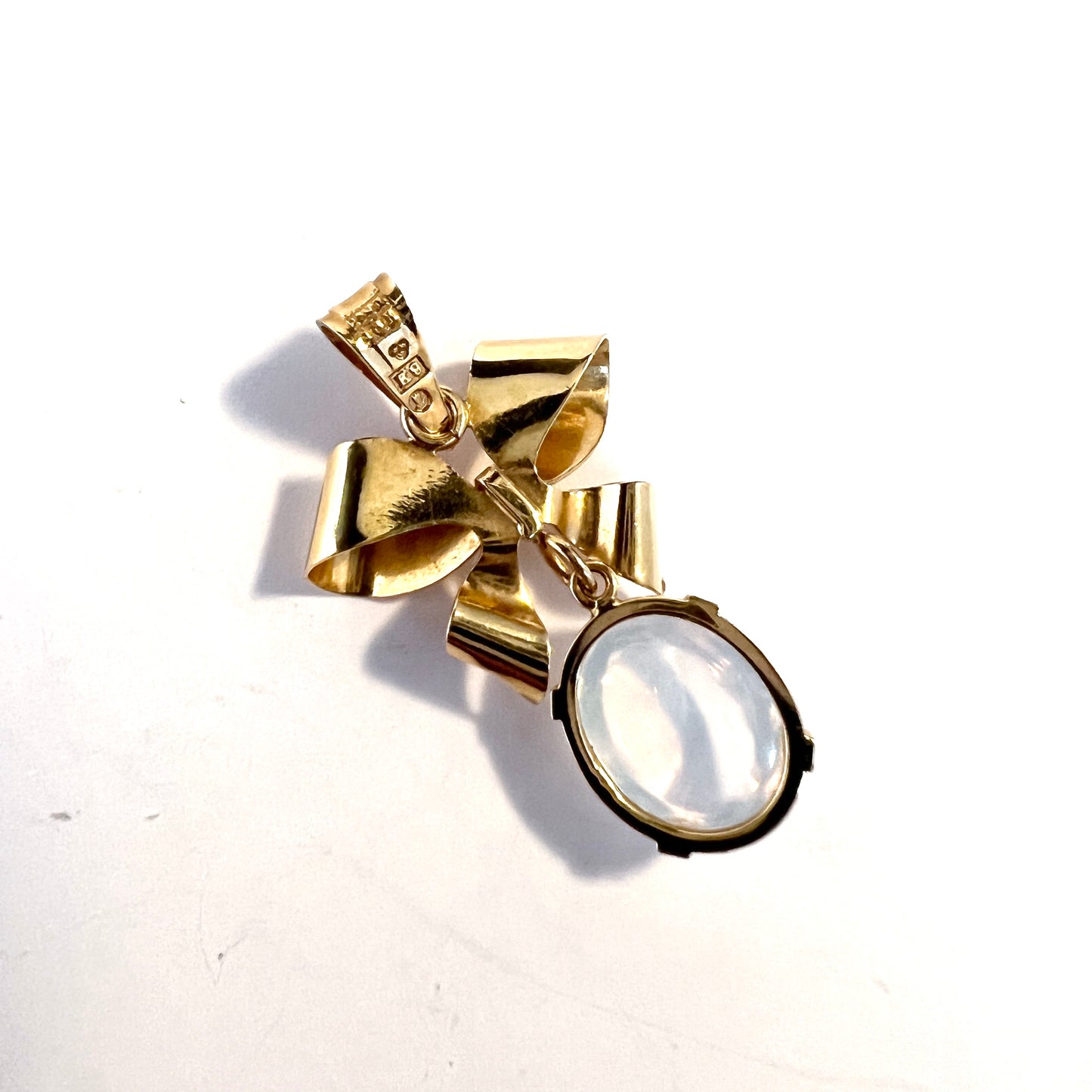 Ljungström, Stockholm year 1960. Vintage 18k Gold Moonstone Pendant.