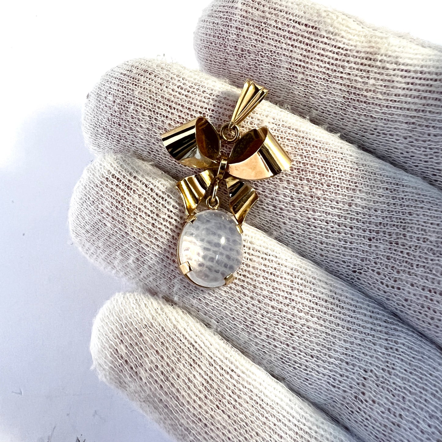 Ljungström, Stockholm year 1960. Vintage 18k Gold Moonstone Pendant.