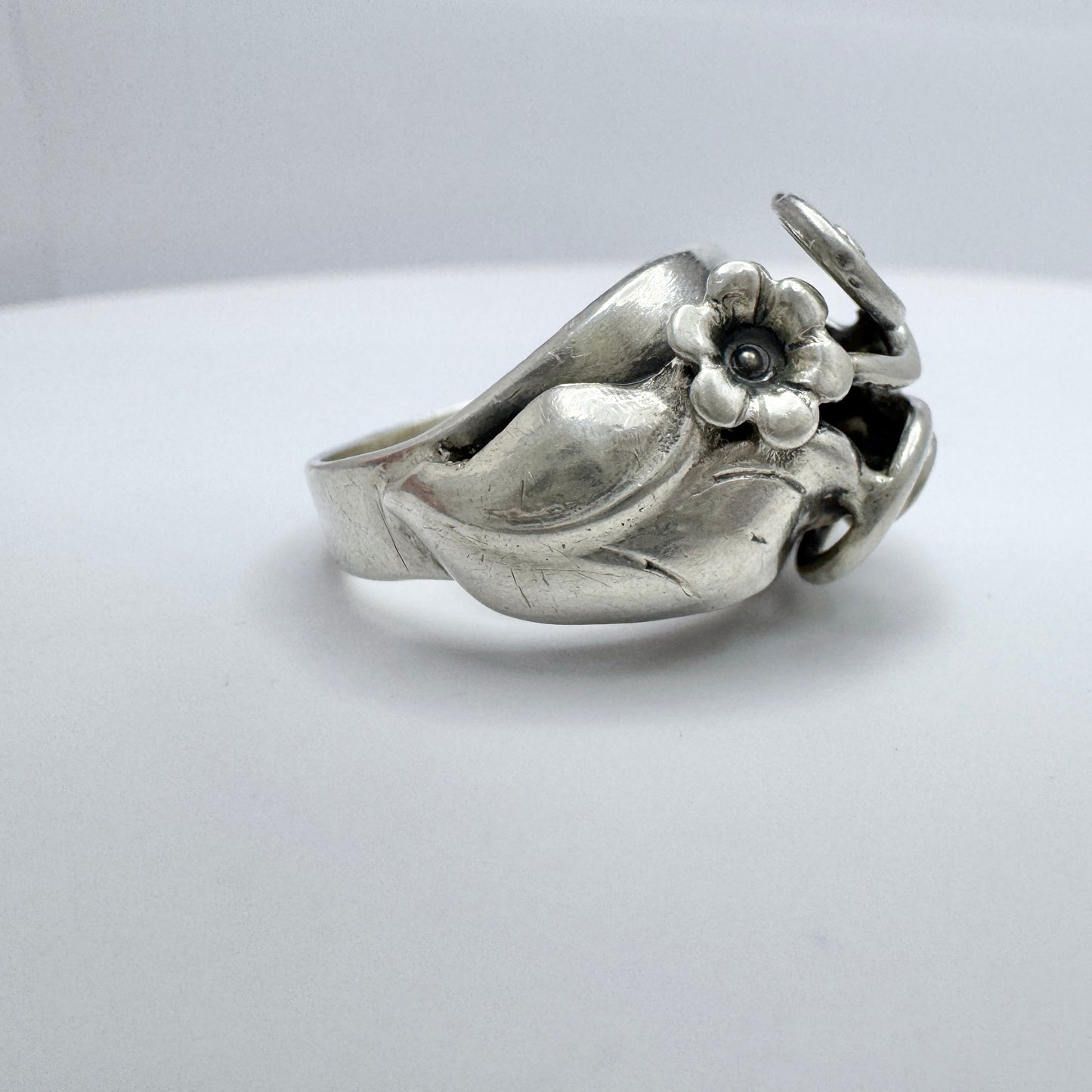 Kaplan, Sweden year 1950. Vintage Sterling Silver Floral Ring.