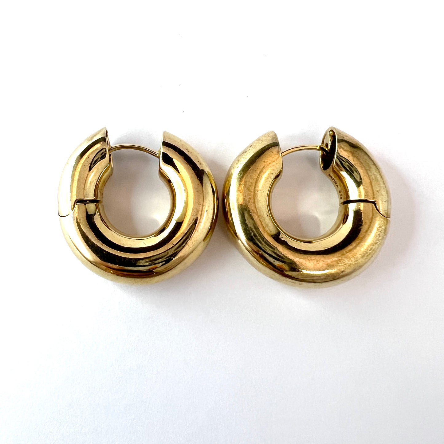 Safira. Bold Sterling Silver Kelly Hoops Earrings.