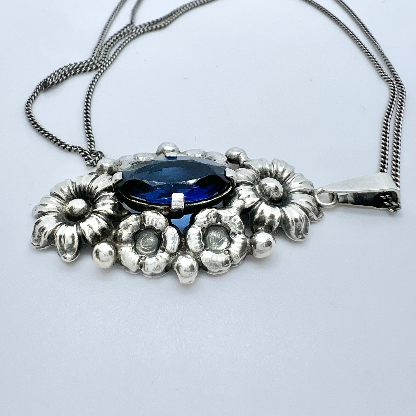 Guldvaruhuset, Sweden 1946 Vintage Solid Silver Deep Blue Paste Stone Pendant Necklace.