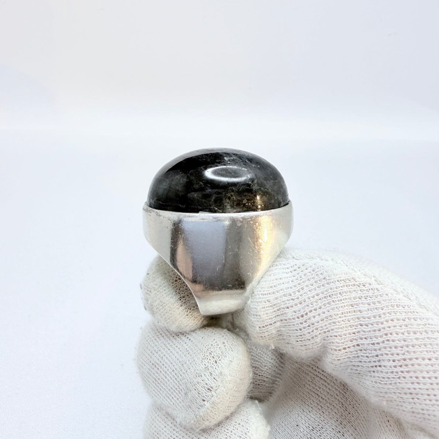 Olavi Wehmersuo for Kaunis Koru, Finland 1977. Very Bold Sterling Silver Spectrolite Ring.