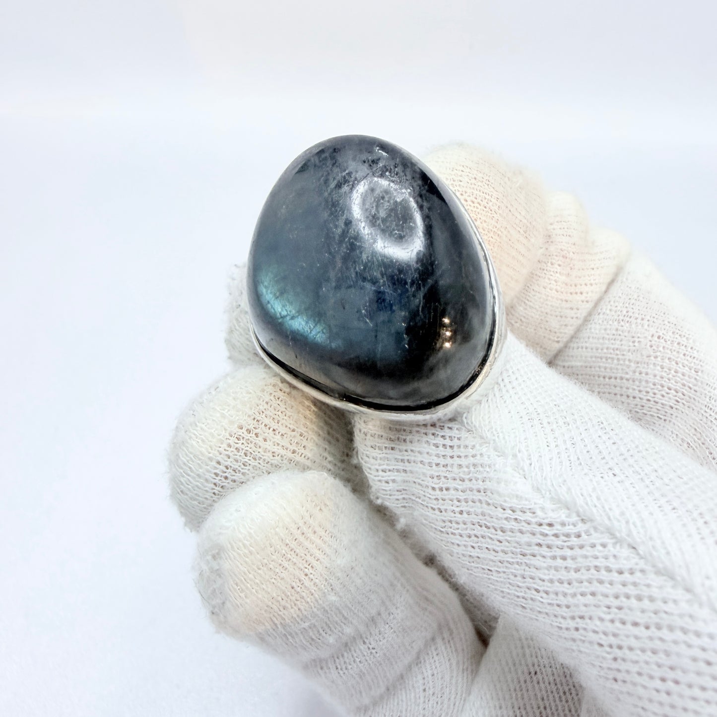 Olavi Wehmersuo for Kaunis Koru, Finland 1977. Very Bold Sterling Silver Spectrolite Ring.