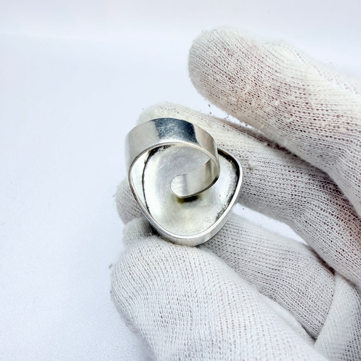 Olavi Wehmersuo for Kaunis Koru, Finland 1977. Very Bold Sterling Silver Spectrolite Ring.