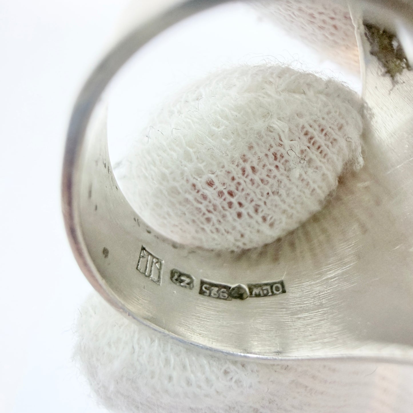 Olavi Wehmersuo for Kaunis Koru, Finland 1977. Very Bold Sterling Silver Spectrolite Ring.