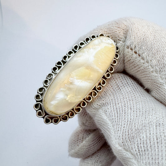 Mexico. Bold Vintage Sterling Silver Mother of Pearl Ring.