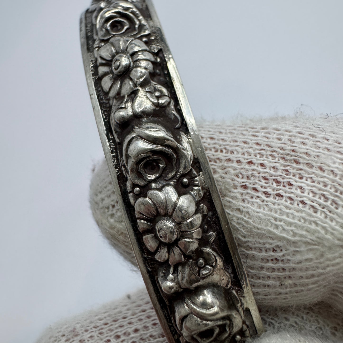 Vintage 1940s. Solid Silver Floral Hinged Bangle Bracelet. Prob Portugal