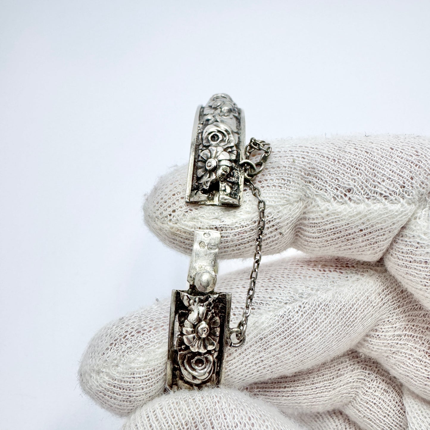 Vintage 1940s. Solid Silver Floral Hinged Bangle Bracelet. Prob Portugal