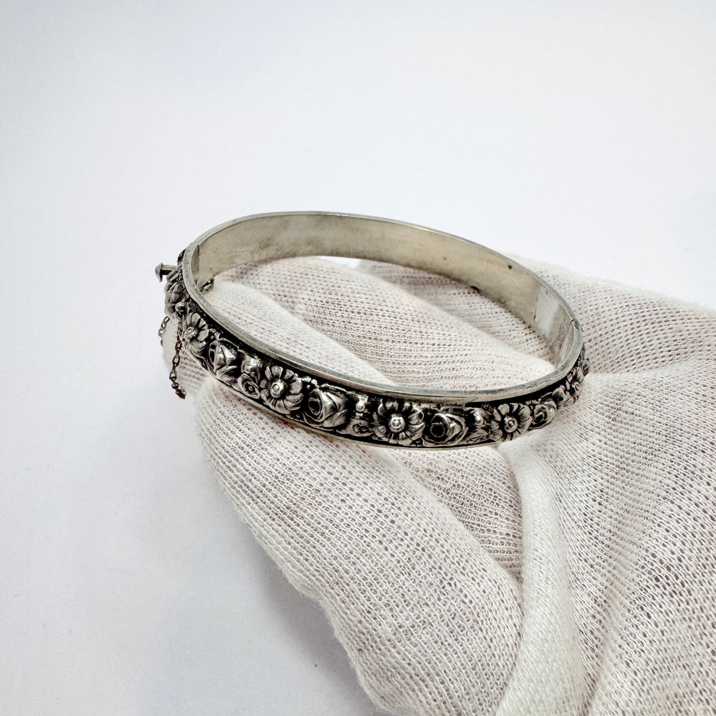Vintage 1940s. Solid Silver Floral Hinged Bangle Bracelet. Prob Portugal