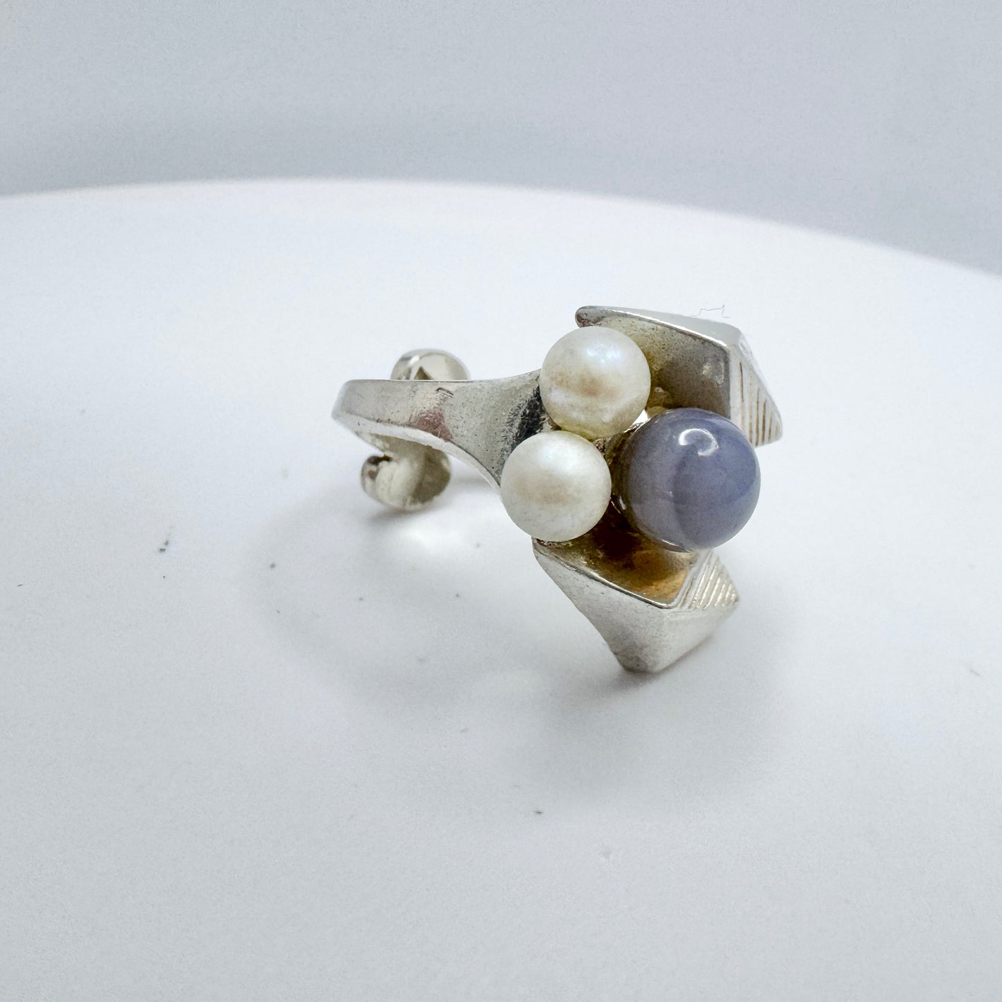 Robbert, for Nordisk Kokusai, Sweden 1975. Vintage Sterling Chalcedony Pearl Ring. Signed.