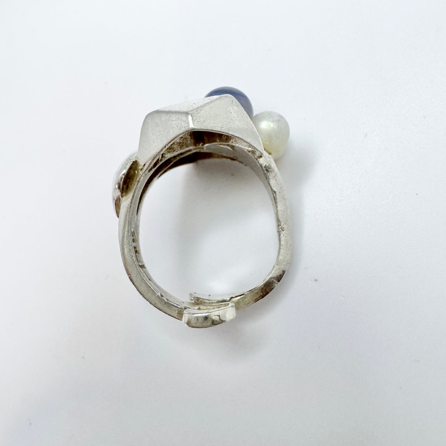 Robbert, for Nordisk Kokusai, Sweden 1975. Vintage Sterling Chalcedony Pearl Ring. Signed.