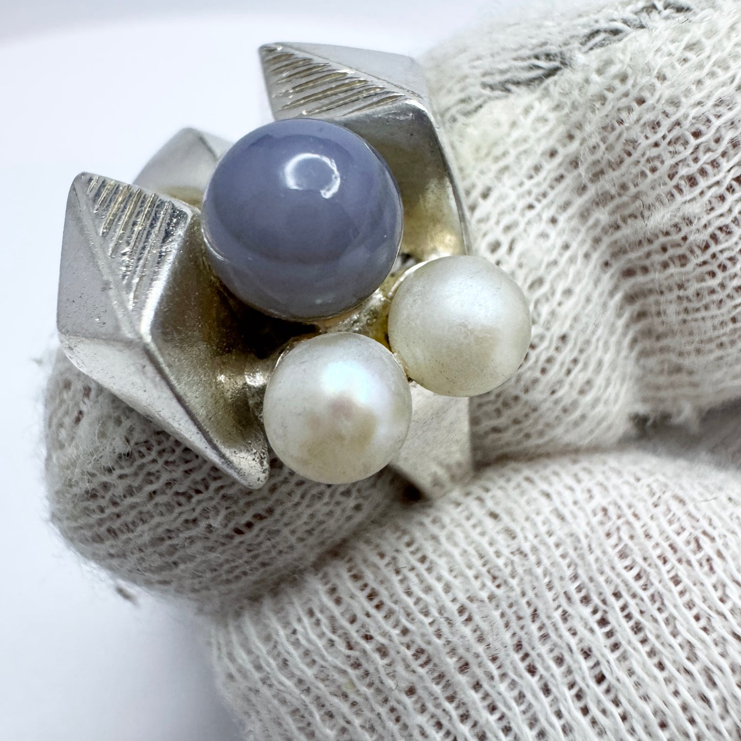 Robbert, for Nordisk Kokusai, Sweden 1975. Vintage Sterling Chalcedony Pearl Ring. Signed.