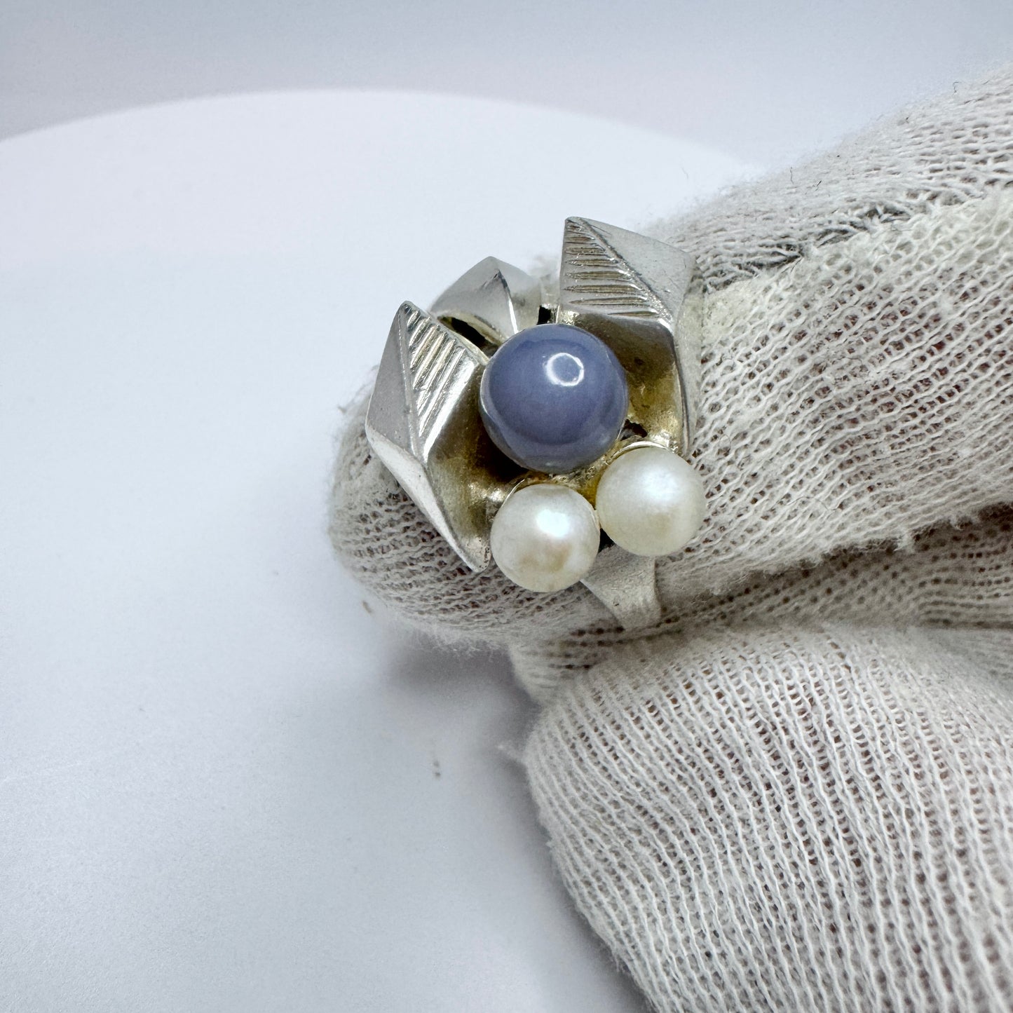 Robbert, for Nordisk Kokusai, Sweden 1975. Vintage Sterling Chalcedony Pearl Ring. Signed.