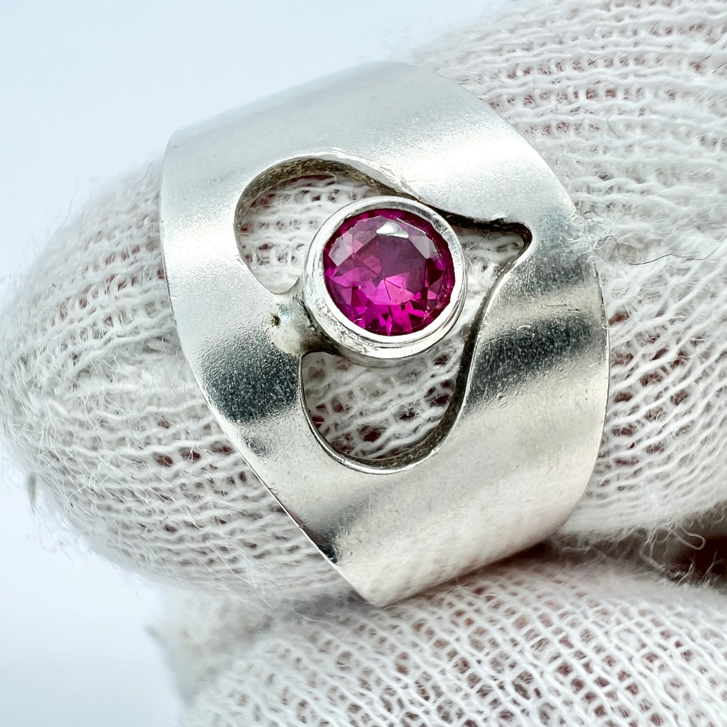 Kultasepat Salovaara, Finland Vintage Sterling Silver Synthetic Sapphire Heart Love Ring.