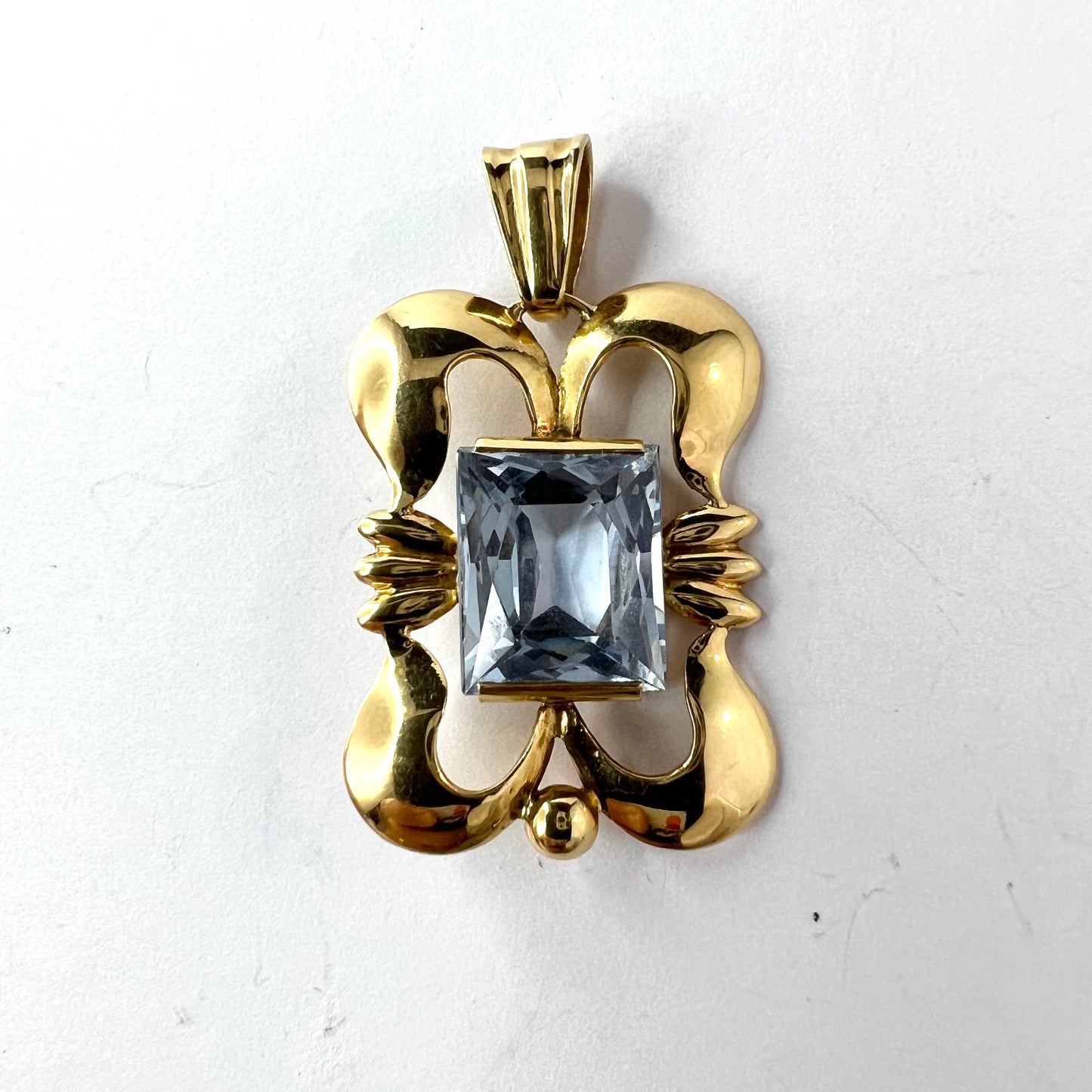 Hugo Grun, Sweden 1946. Vintage 18k Gold Synthetic Spinel Pendant.