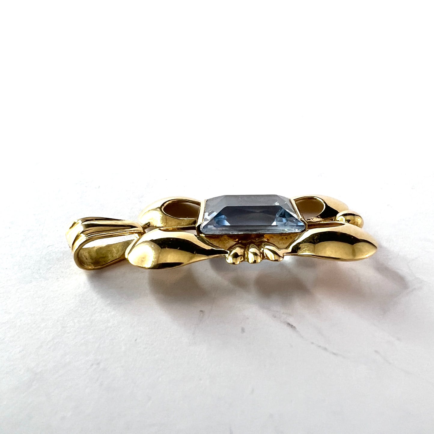 Hugo Grun, Sweden 1946. Vintage 18k Gold Synthetic Spinel Pendant.