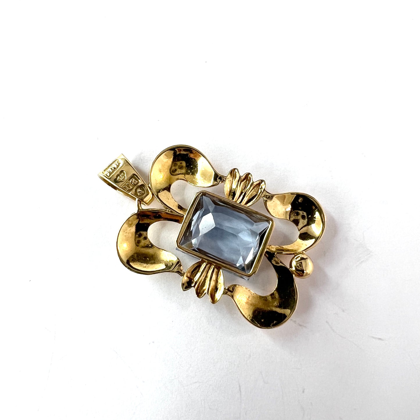 Hugo Grun, Sweden 1946. Vintage 18k Gold Synthetic Spinel Pendant.