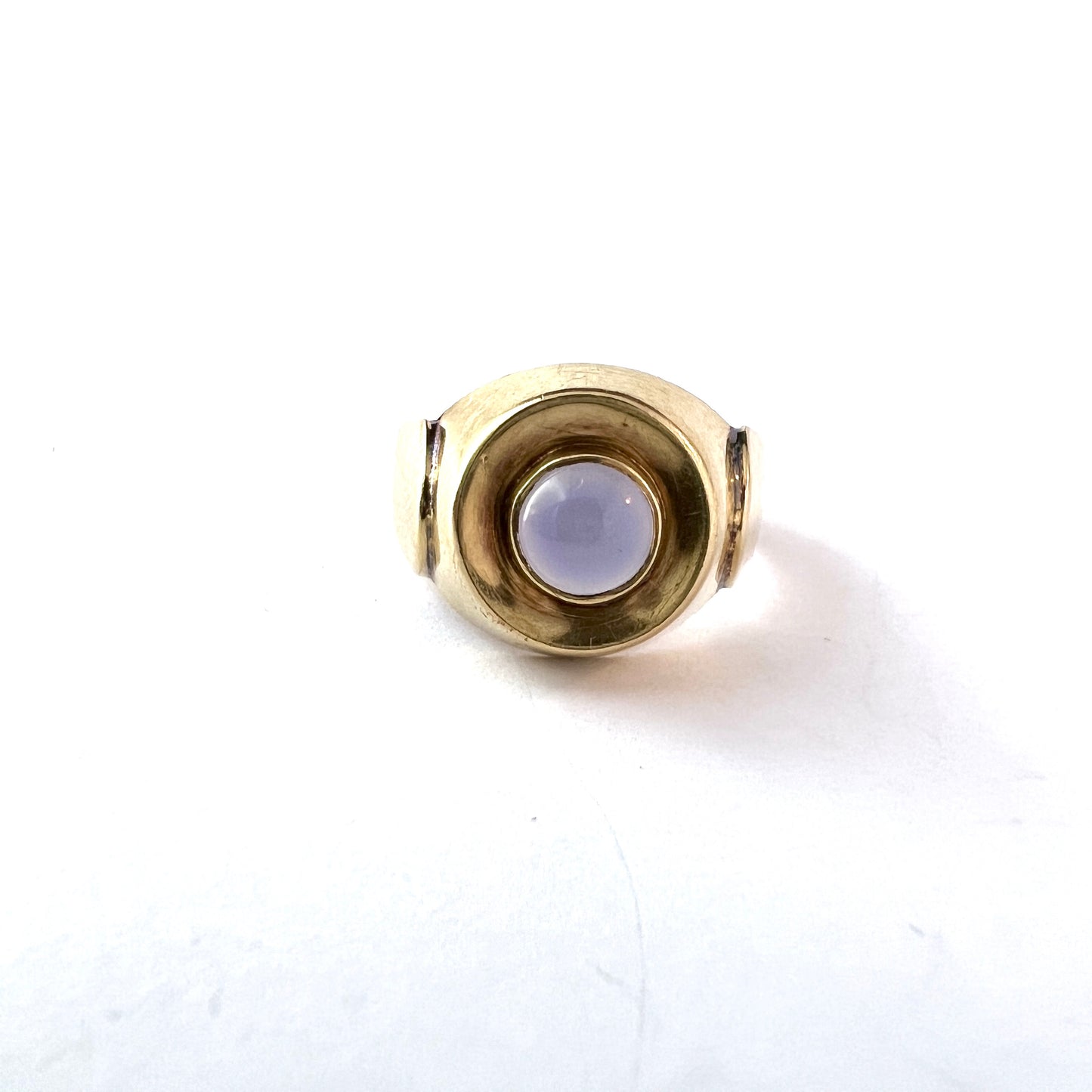 Rahlens, Sweden year 1960. Vintage Mid-century 18k Gold Chalcedony Ring.