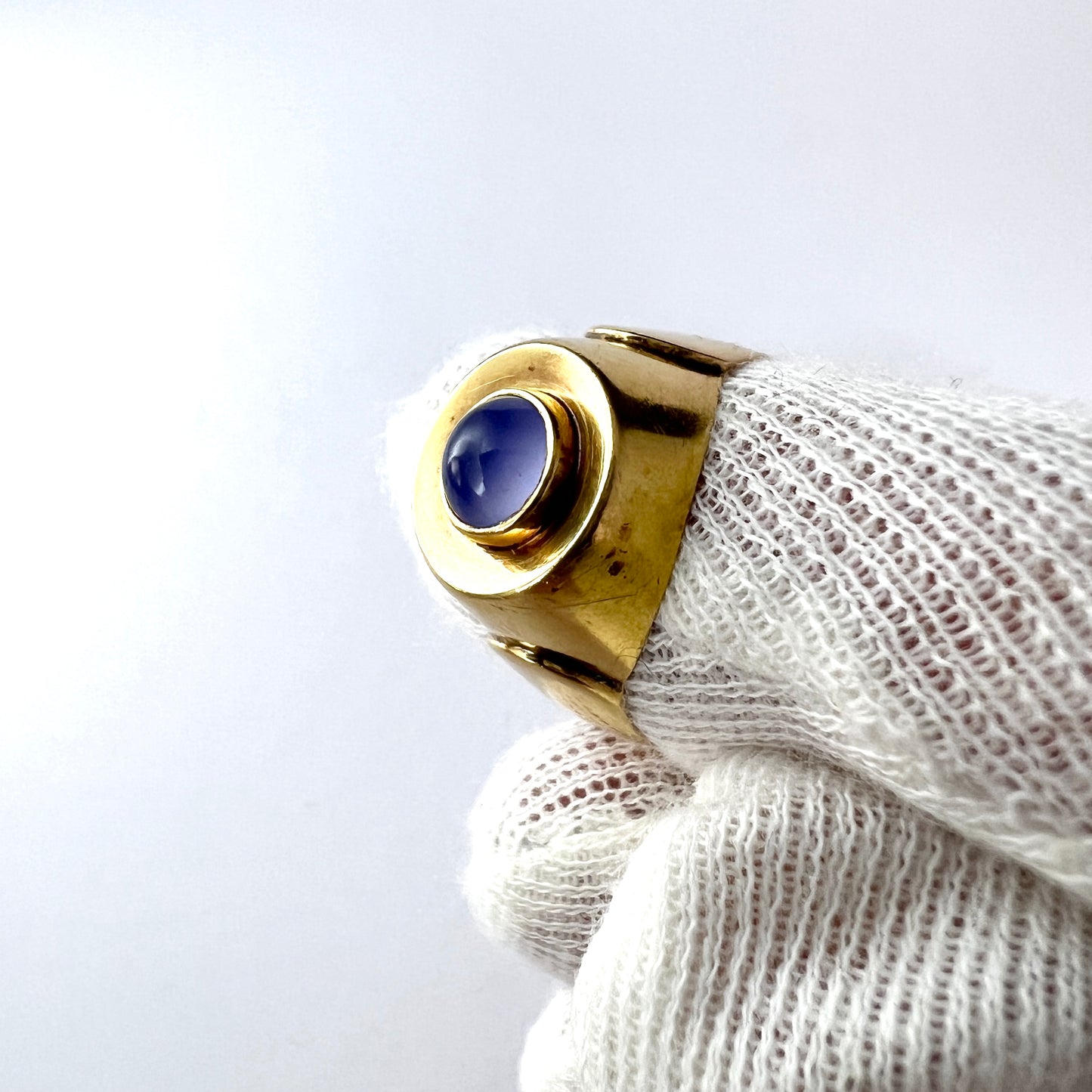 Rahlens, Sweden year 1960. Vintage Mid-century 18k Gold Chalcedony Ring.