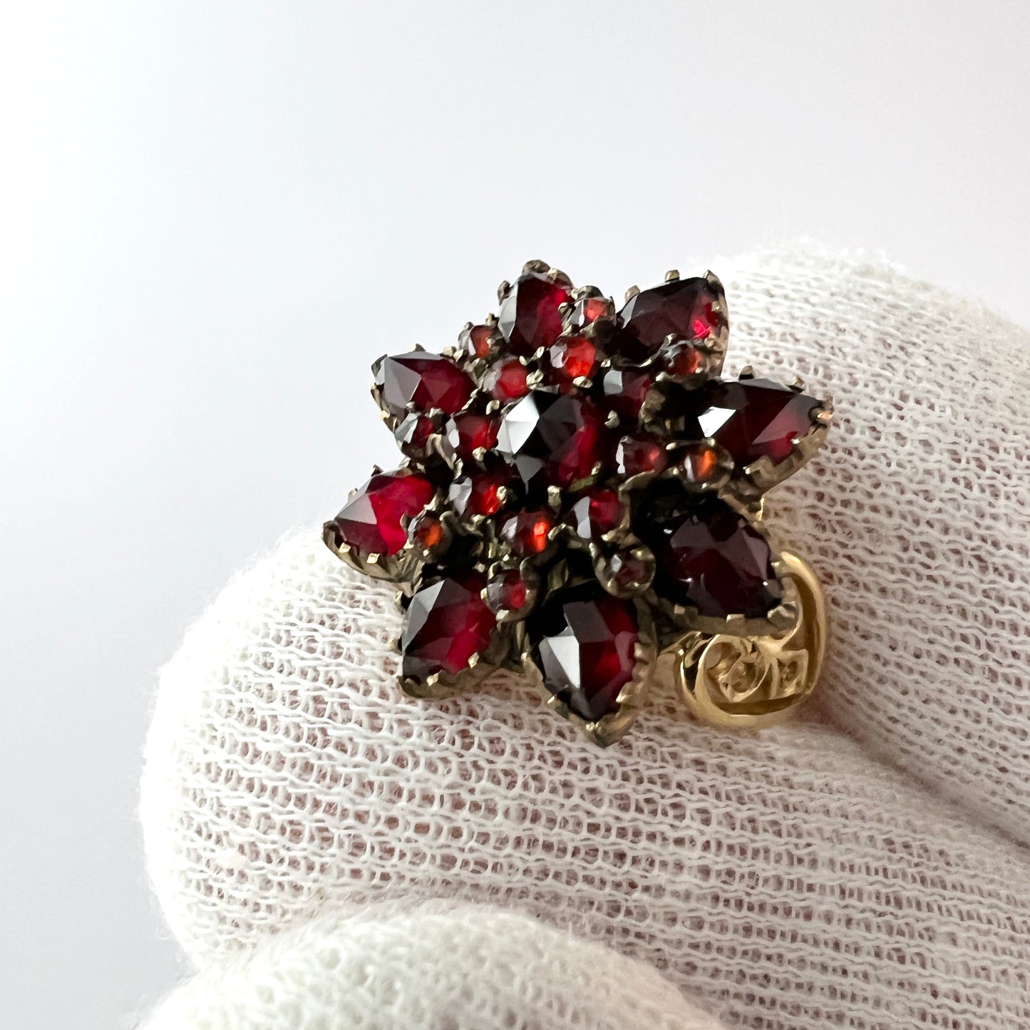 G Dahlgren, Sweden 1915. Antique 18k Gold Garnet Cluster Ring.