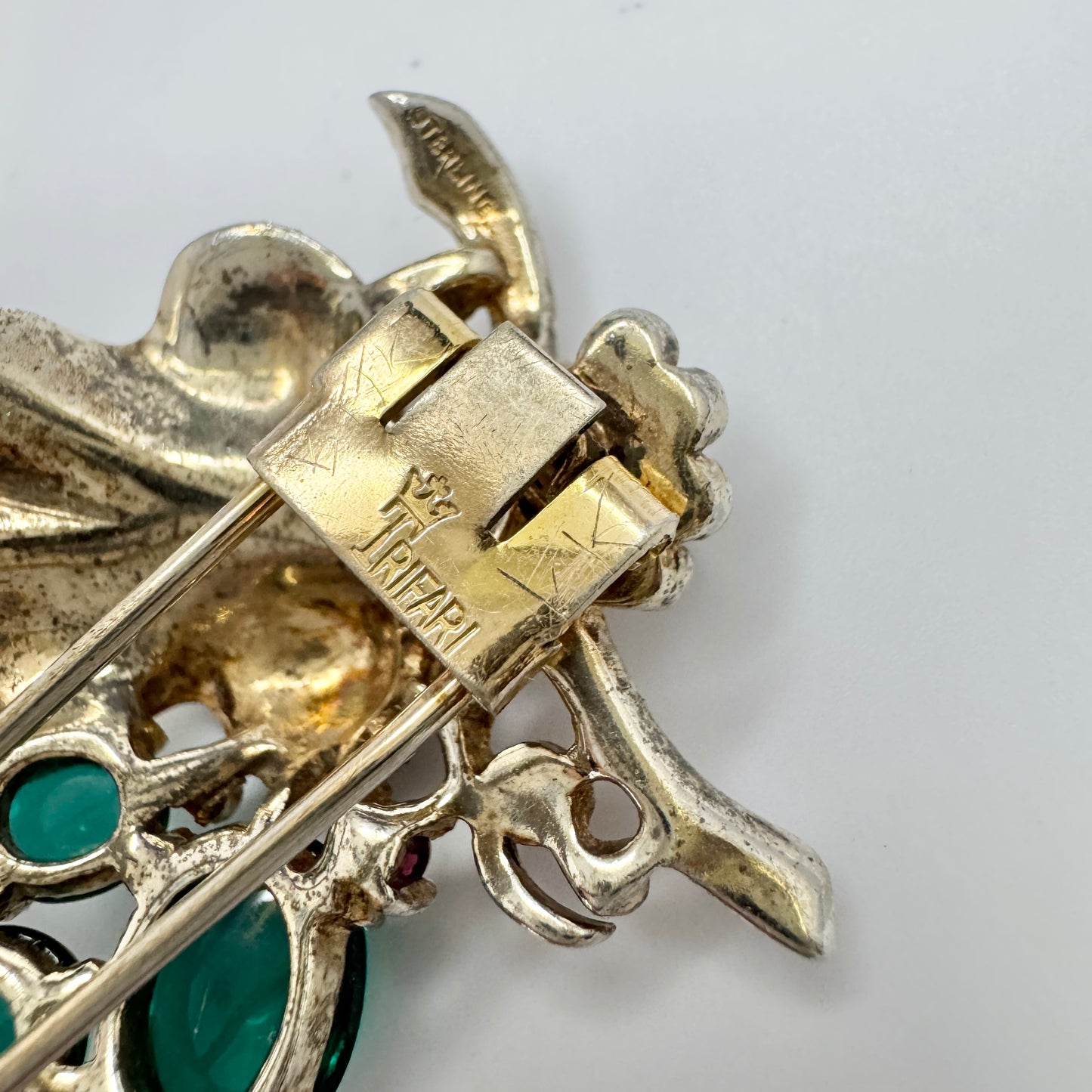 Crown Trifari, USA ca 1950. Vintage Sterling Silver Costume Jewelry Fur Clip Brooch. 14080