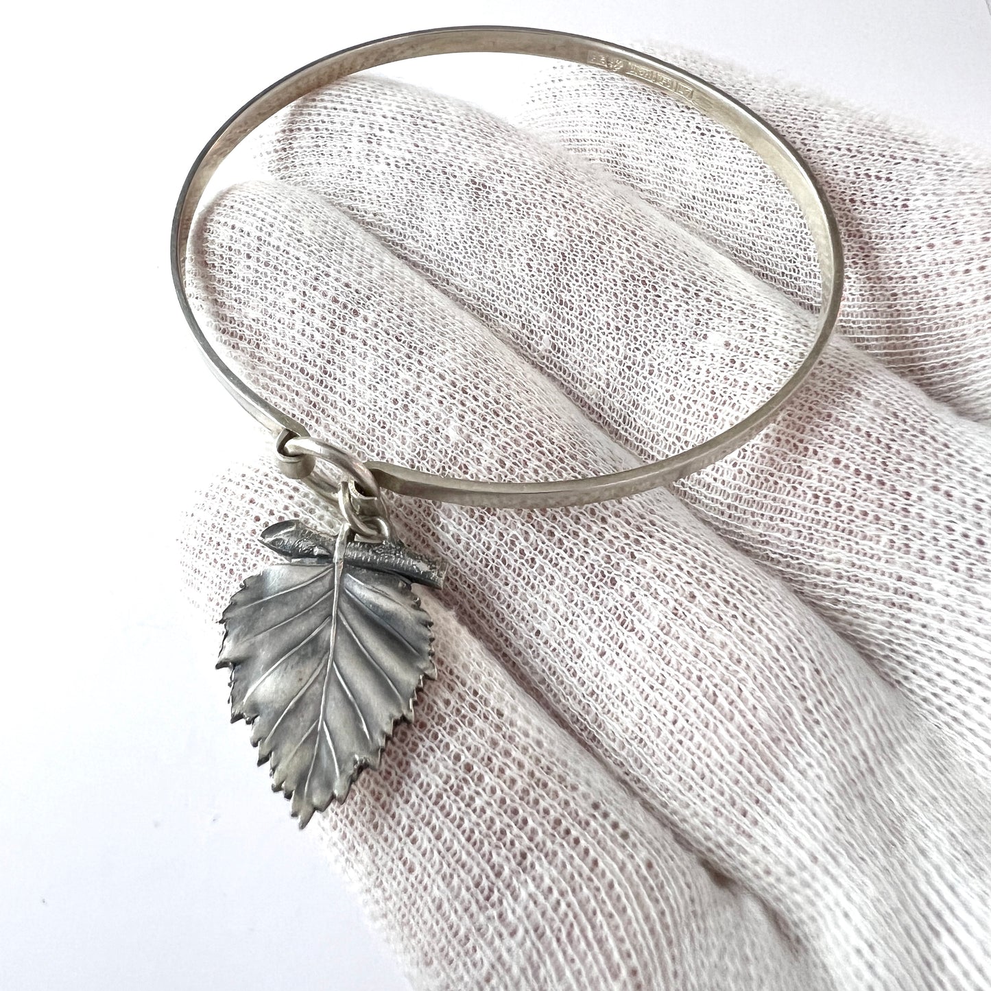 Kultateollisus, Finland 1964. Solid Silver Charm Bangle Bracelet.