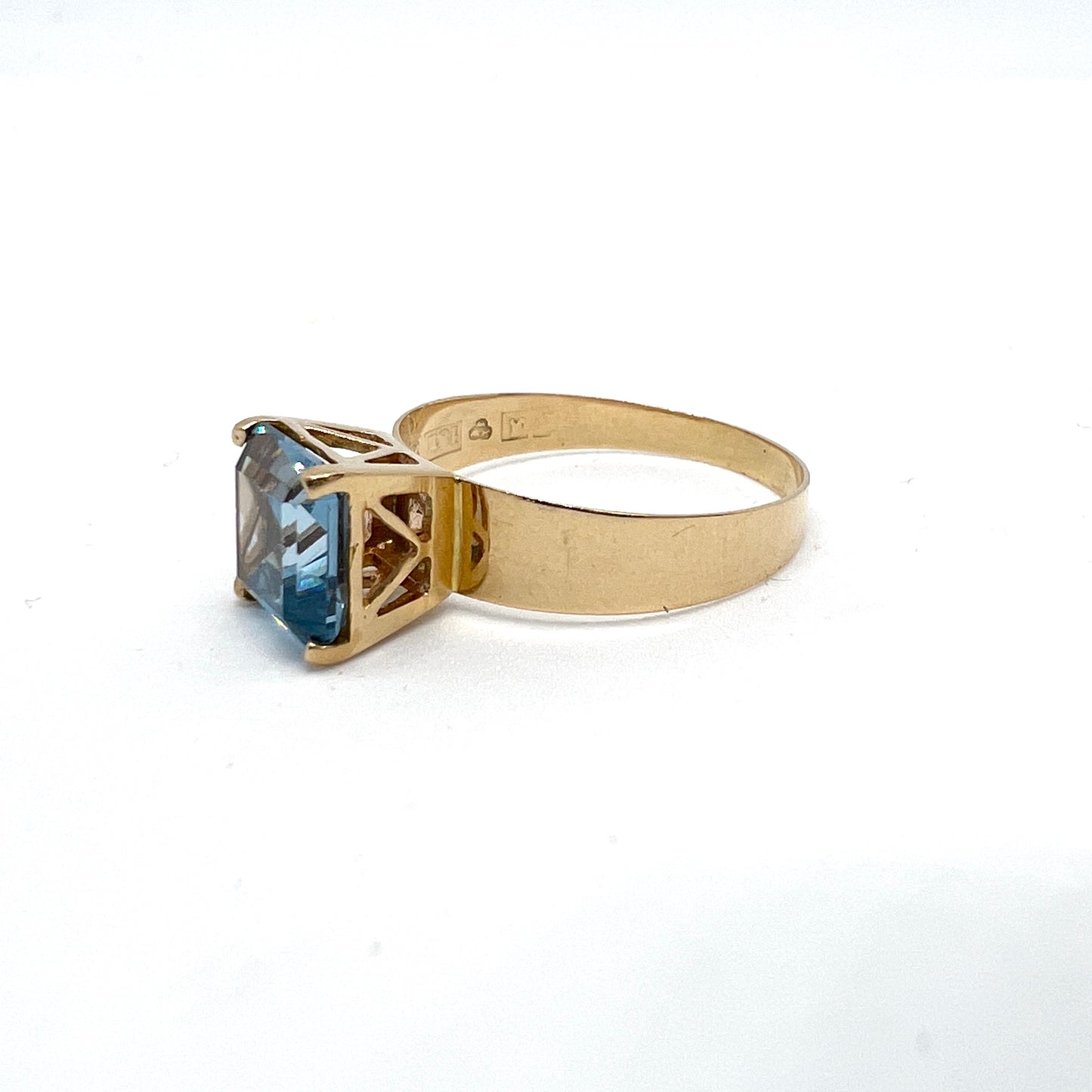 Sweden year 1972. Vintage 18k Gold Blue Synthetic Spinel Ring.