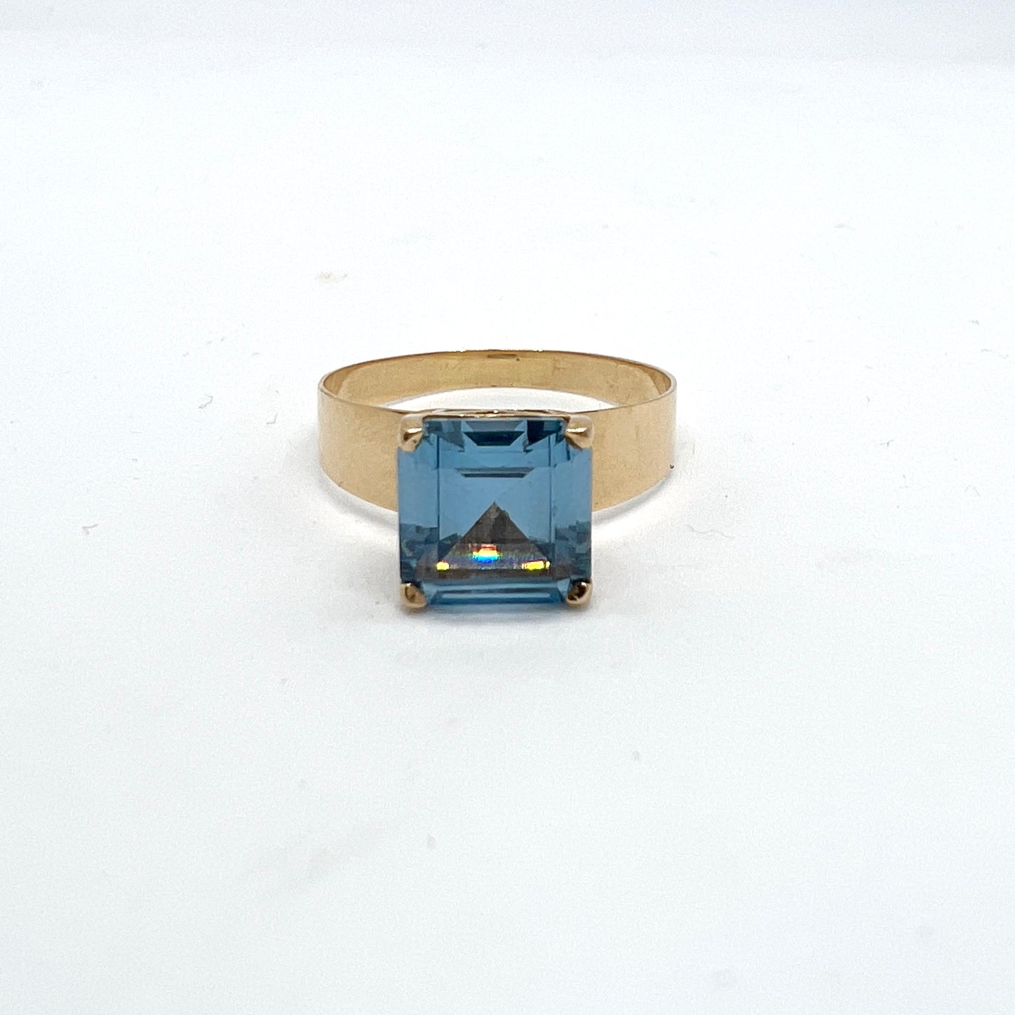 Sweden year 1972. Vintage 18k Gold Blue Synthetic Spinel Ring.