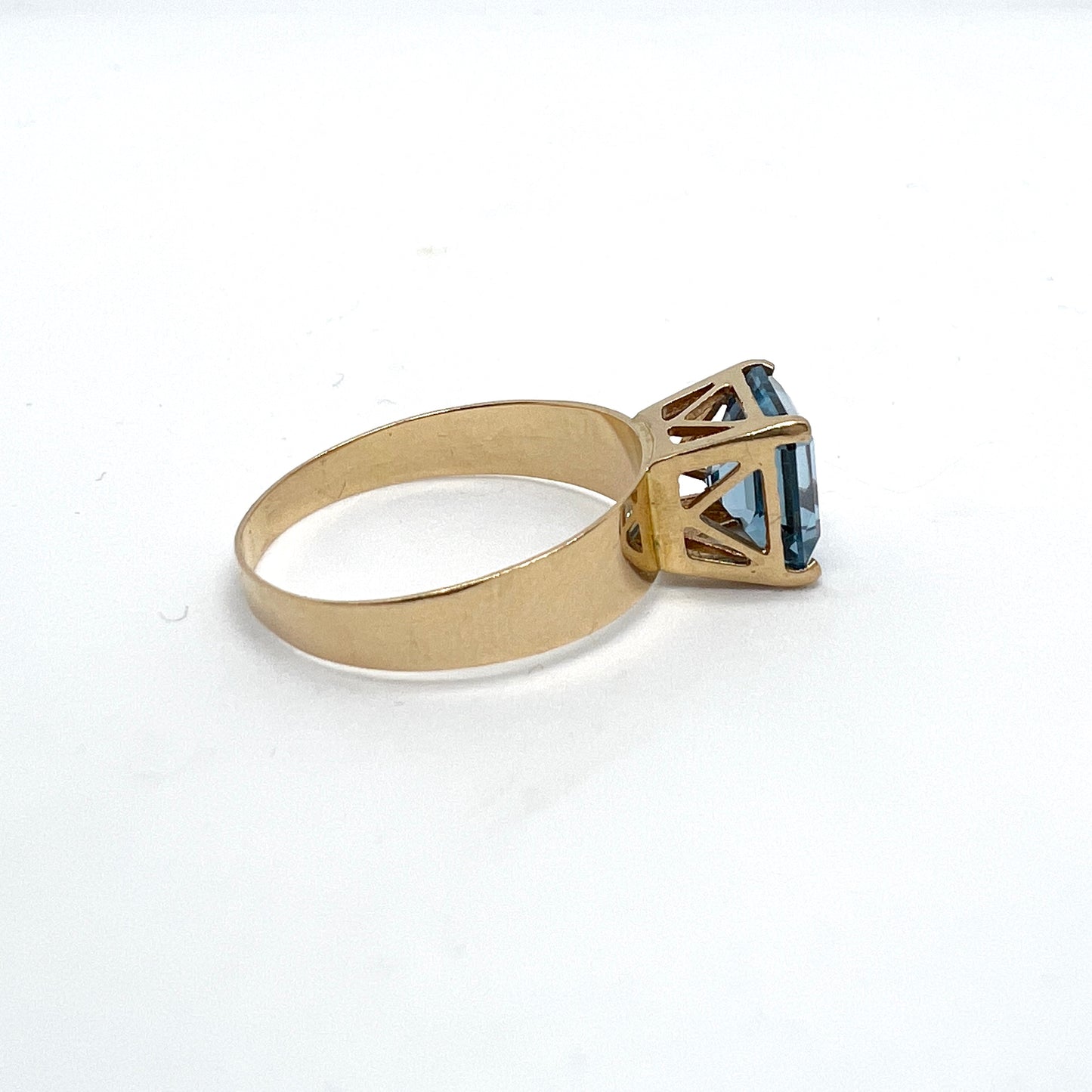 Sweden year 1972. Vintage 18k Gold Blue Synthetic Spinel Ring.