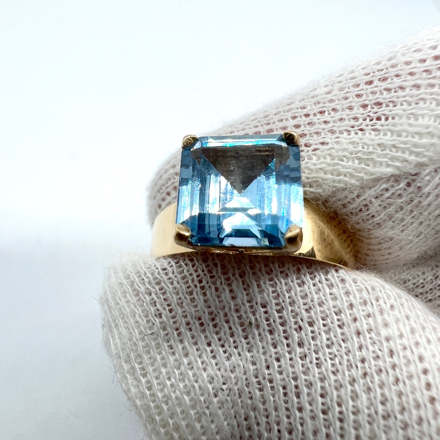 Sweden year 1972. Vintage 18k Gold Blue Synthetic Spinel Ring.