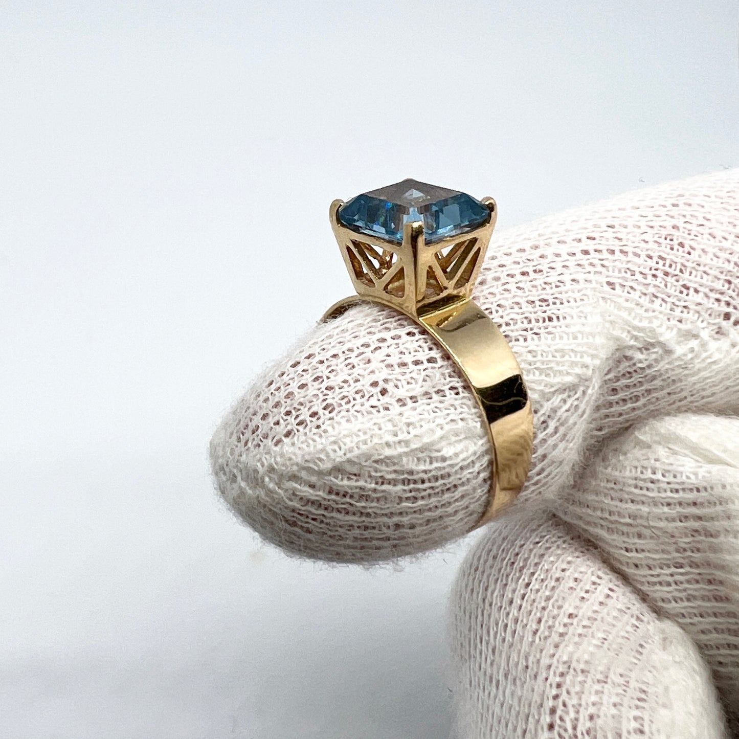 Sweden year 1972. Vintage 18k Gold Blue Synthetic Spinel Ring.