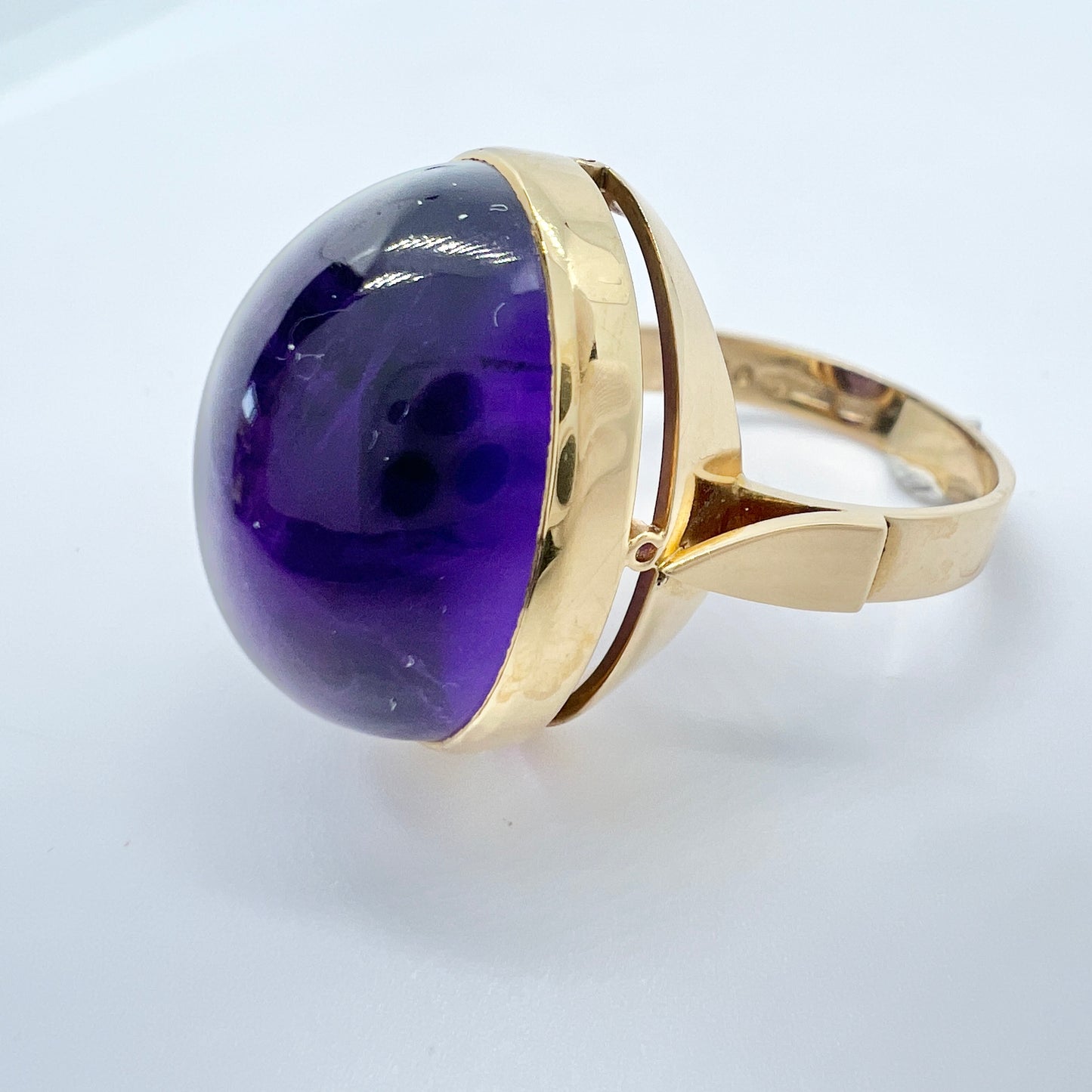 Kurt-L Carlsson, Sweden 1984. Bold Vintage 18k Gold Amethyst Ring.