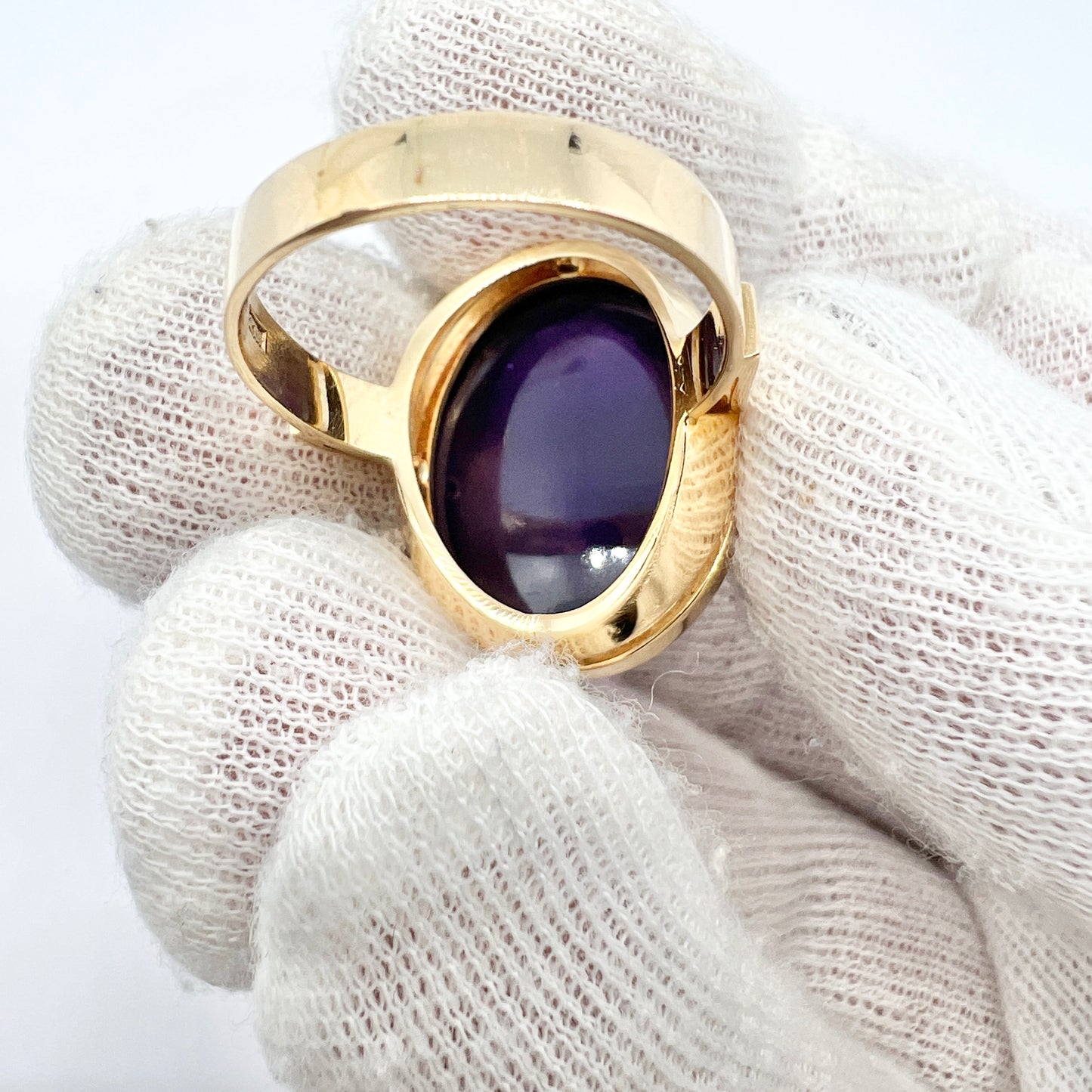 Kurt-L Carlsson, Sweden 1984. Bold Vintage 18k Gold Amethyst Ring.