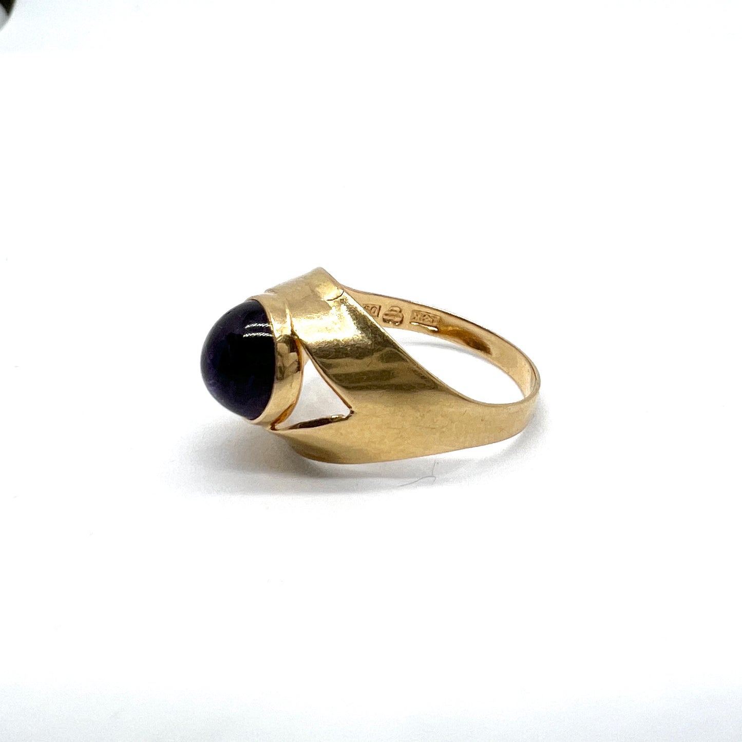 Alton, Sweden 1964. Vintage 18k Gold Amethyst Ring.