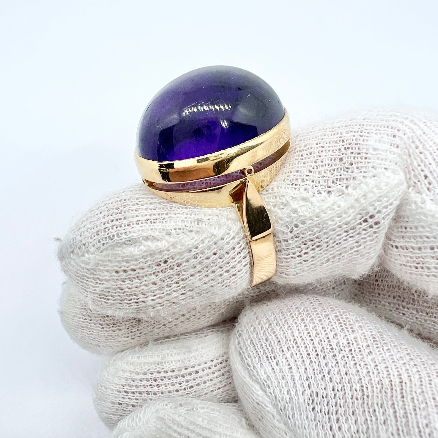 Kurt-L Carlsson, Sweden 1984. Bold Vintage 18k Gold Amethyst Ring.