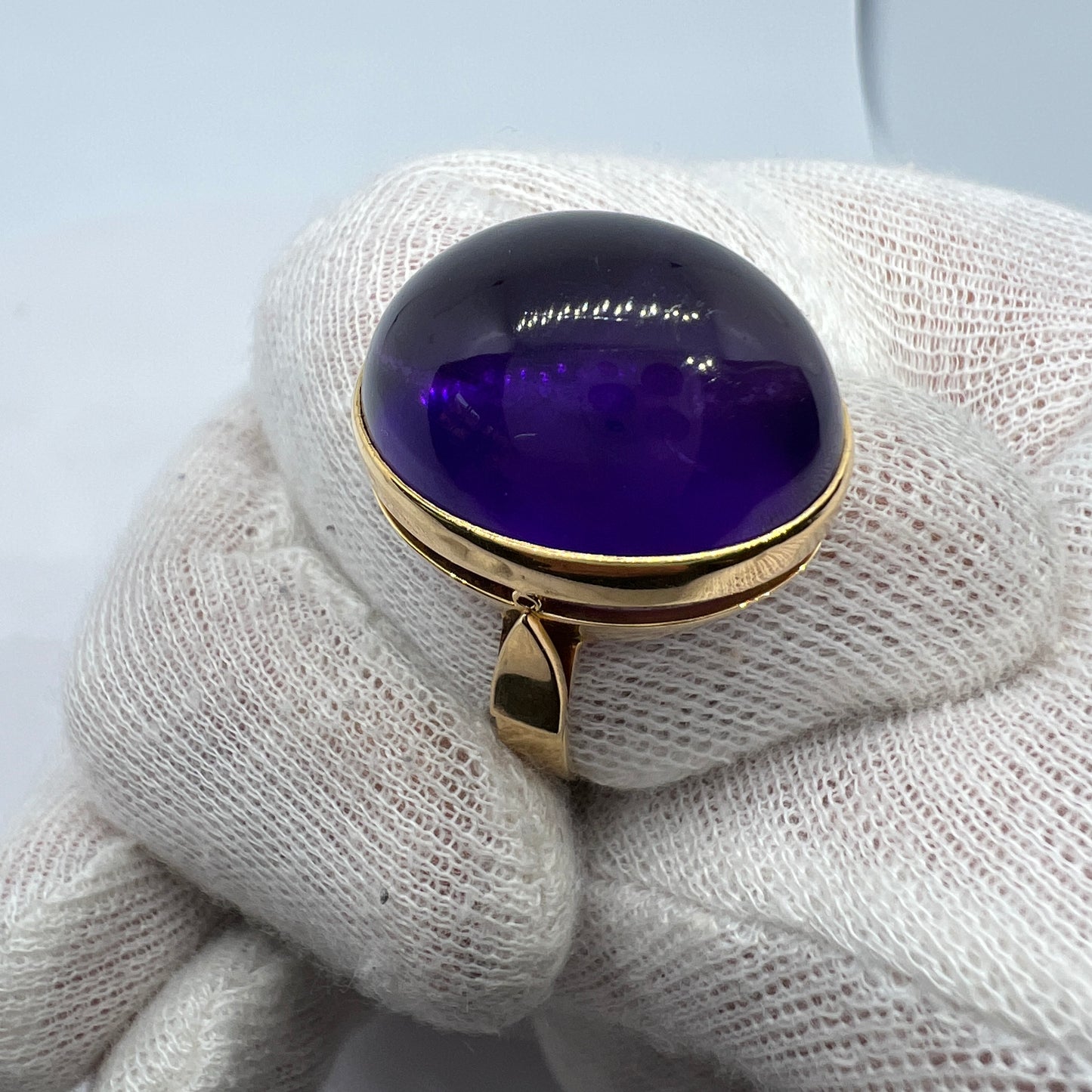 Kurt-L Carlsson, Sweden 1984. Bold Vintage 18k Gold Amethyst Ring.