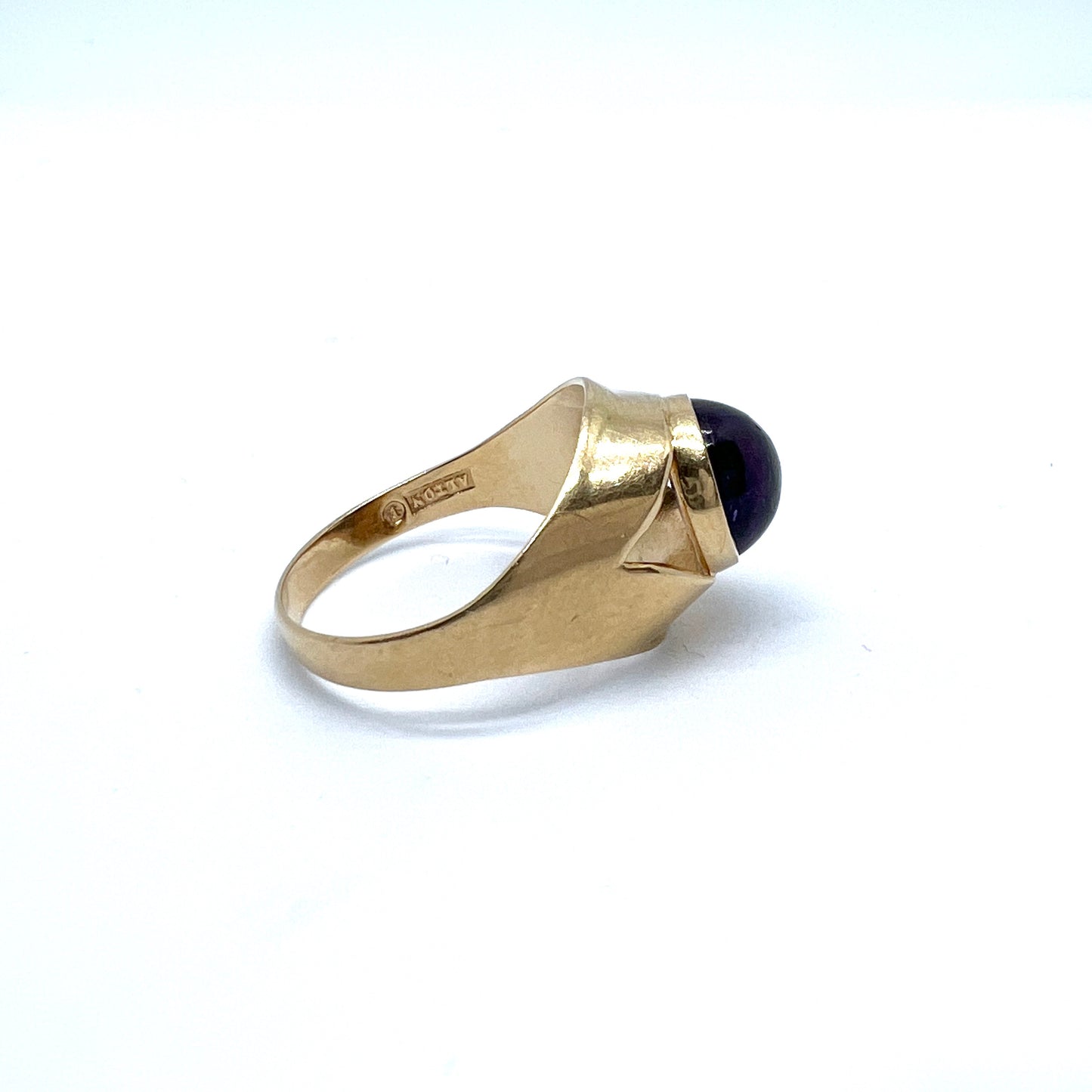 Alton, Sweden 1964. Vintage 18k Gold Amethyst Ring.