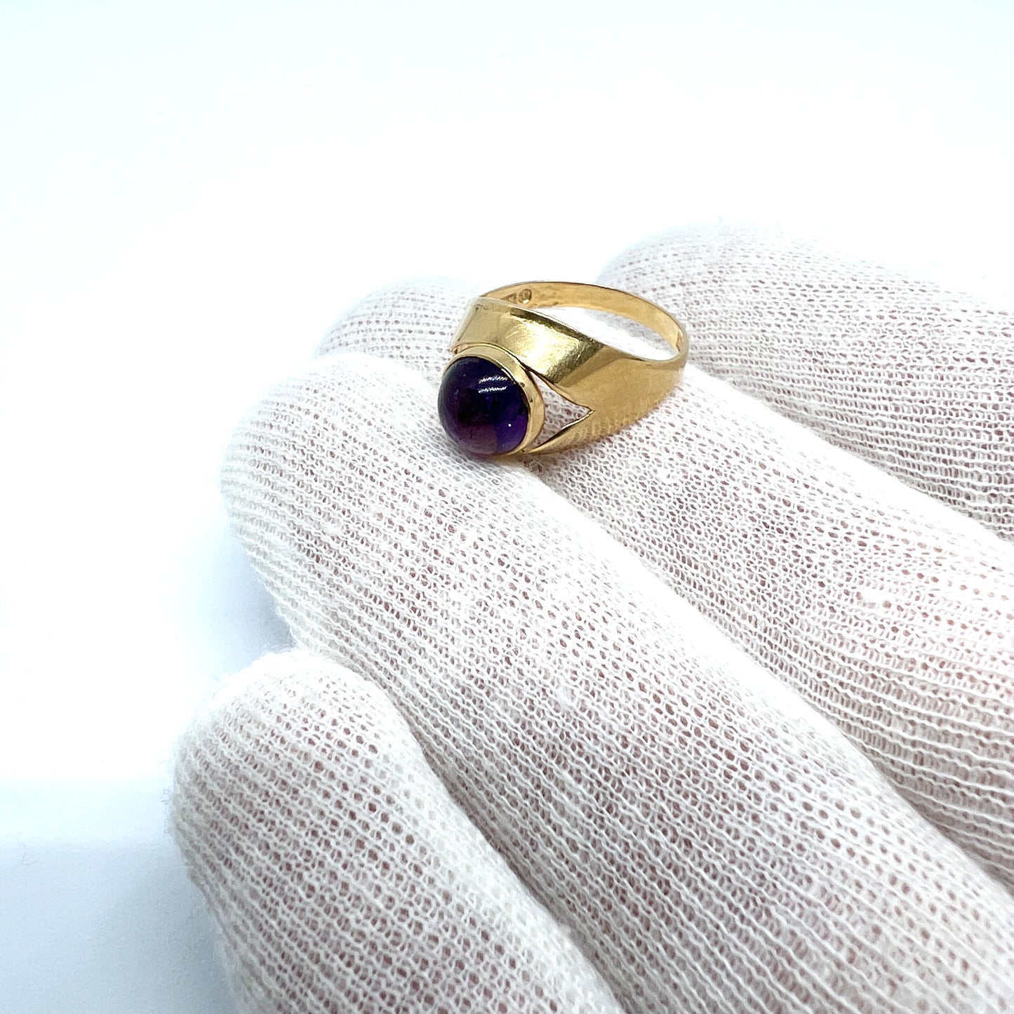 Alton, Sweden 1964. Vintage 18k Gold Amethyst Ring.