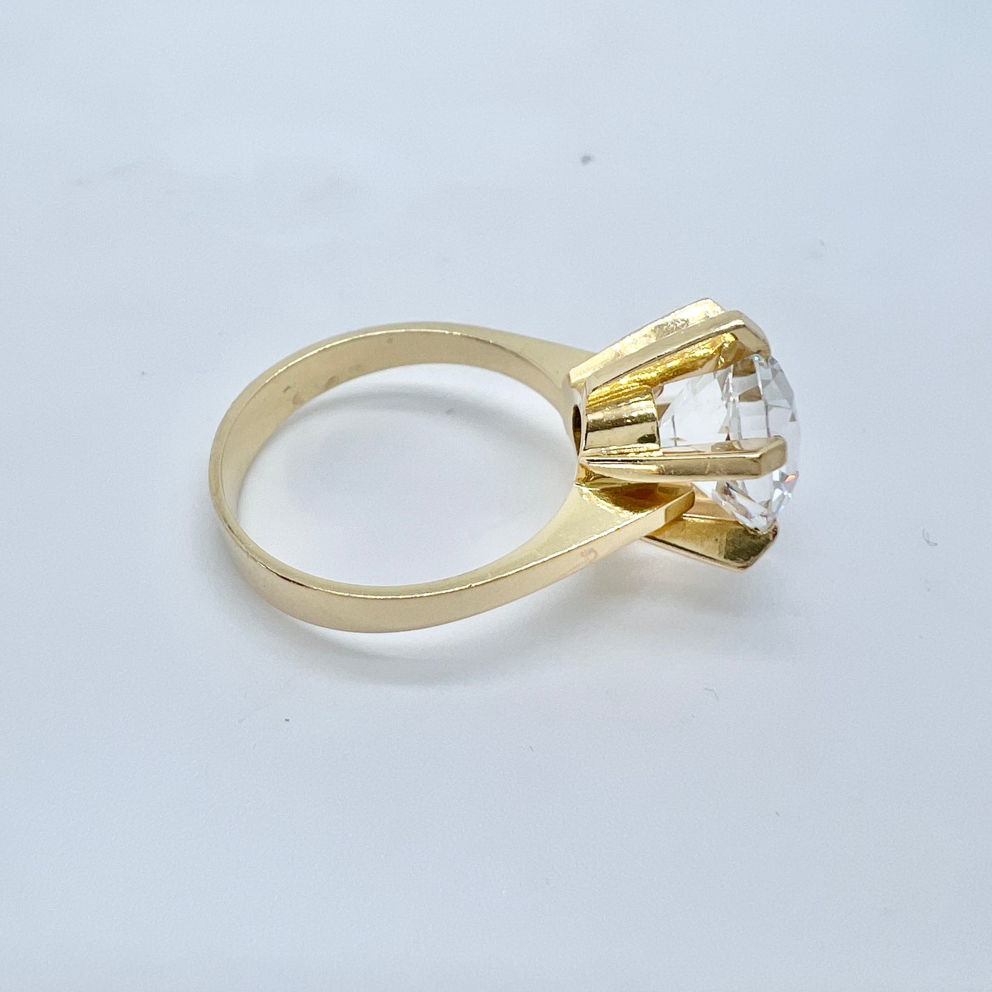 Ceson, Sweden 1972. Vintage 18k Gold Synthetic Spinel Cocktail Ring.