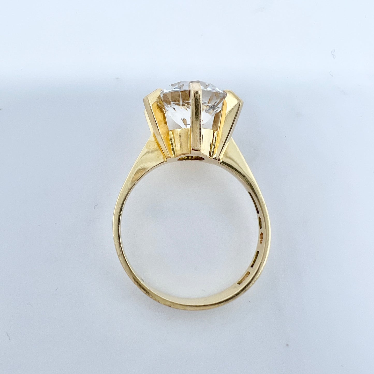 Ceson, Sweden 1972. Vintage 18k Gold Synthetic Spinel Cocktail Ring.