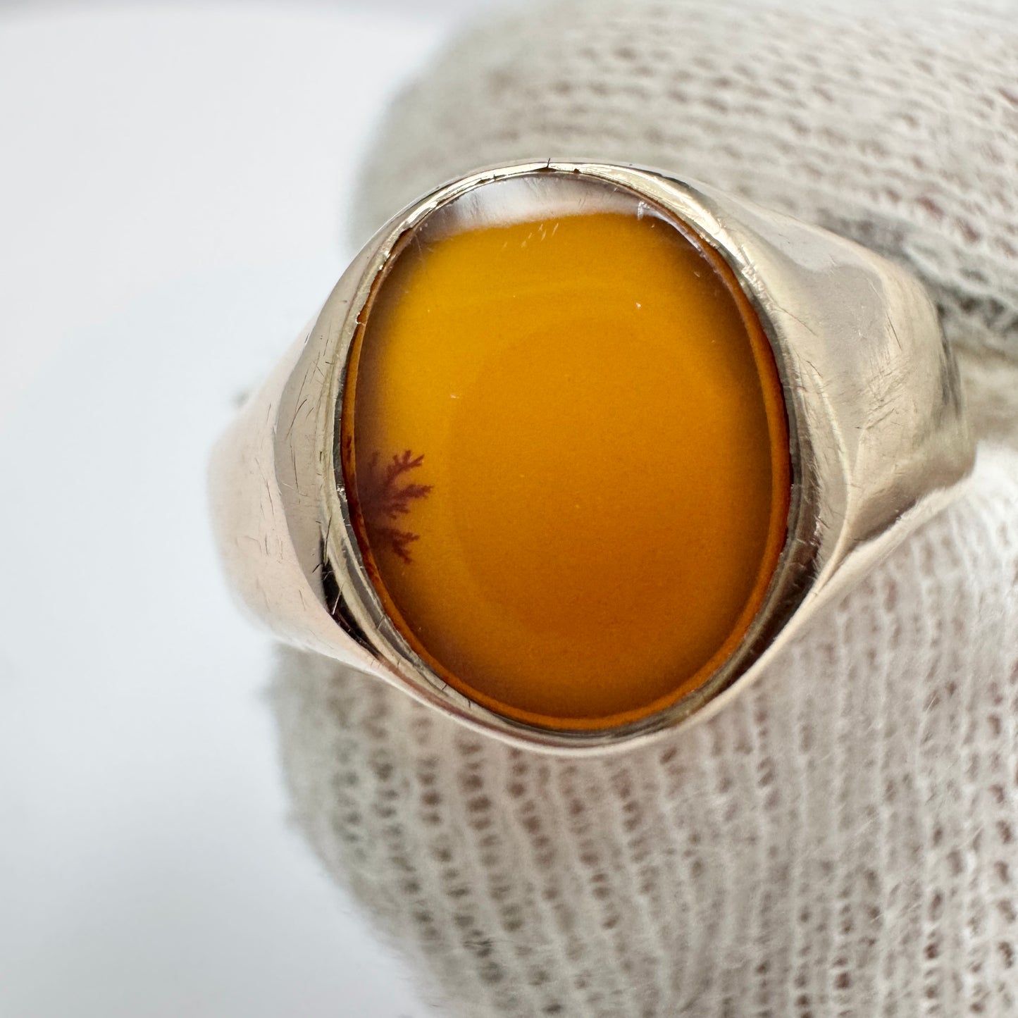 Vintage 8-9k Gold Carnelian Signet Ring.