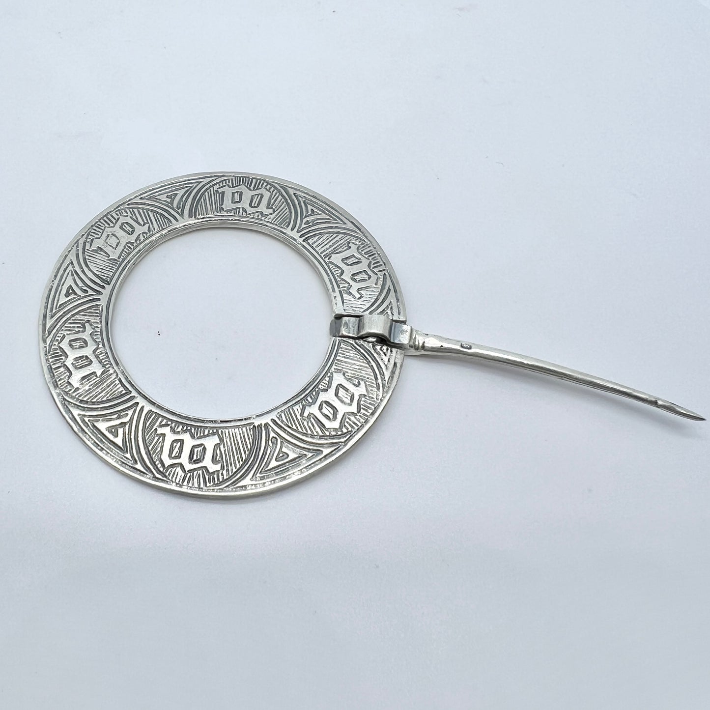 Darby & Sons, Birmingham 1947. Vintage Sterling Silver Traditional Brooch Pin.